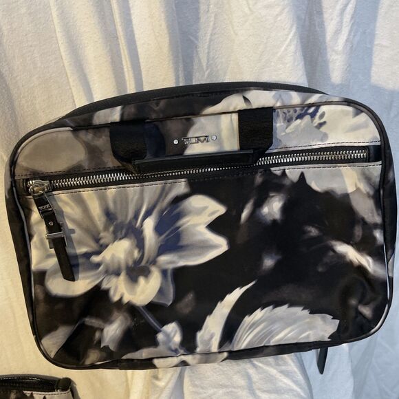 TUMI 3pc SET Voyageur laptop bag, hanging toiletry bag, and weekend tote &case - Picture 9 of 11